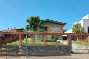 Casa com 277m², 2 dormitórios, 4 vagas, no bairro Santa Catarina em Caxias do Sul para Comprar