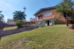 Casa com 277m², 2 dormitórios, 4 vagas, no bairro Santa Catarina em Caxias do Sul para Comprar