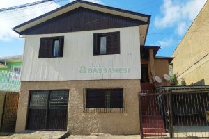 Casa com 100m², 4 dormitórios, 2 vagas, no bairro Cruzeiro em Caxias do Sul para Comprar