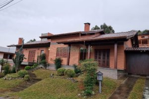 Casa com 320m², 3 dormitórios, 2 vagas, no bairro Colina Sorriso em Caxias do Sul para Comprar