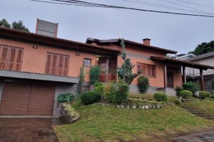 Casa com 320m², 3 dormitórios, 2 vagas, no bairro Colina Sorriso em Caxias do Sul para Comprar