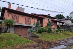 Casa com 320m², 3 dormitórios, 2 vagas, no bairro Colina Sorriso em Caxias do Sul para Comprar