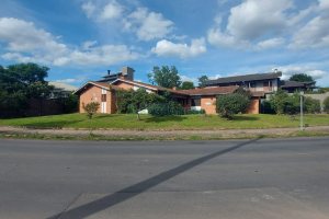 Casa com 265m², 4 dormitórios, 2 vagas, no bairro Desvio Rizzo em Caxias do Sul para Comprar