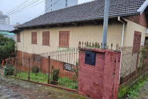 Casa com 52m², 3 dormitórios, 1 vaga, no bairro Pio X em Caxias do Sul para Comprar