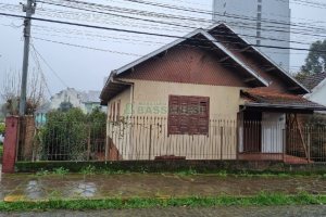 Casa com 52m², 3 dormitórios, 1 vaga, no bairro Pio X em Caxias do Sul para Comprar