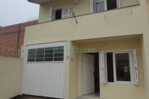 Sobrado com 69m², 2 dormitórios, 1 vaga, no bairro Cinqüentenário em Caxias do Sul para Comprar