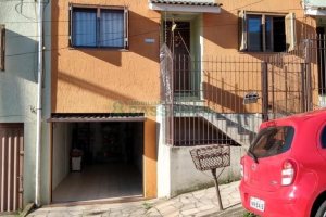 Sobrado com 111m², 2 dormitórios, 2 vagas, no bairro Nossa Senhora da Saúde em Caxias do Sul para Comprar