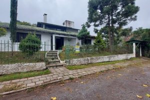 Casa Comercial com 366m², 6 dormitórios, 3 vagas, no bairro São Cristóvão em Caxias do Sul para Comprar