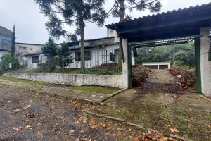 Casa Comercial com 366m², 6 dormitórios, 3 vagas, no bairro São Cristóvão em Caxias do Sul para Comprar