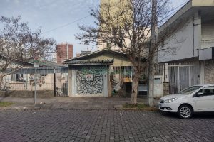 Casa com 430m², 3 dormitórios, 1 vaga, no bairro Exposição em Caxias do Sul para Comprar