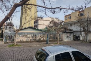 Casa com 430m², 3 dormitórios, 1 vaga, no bairro Exposição em Caxias do Sul para Comprar