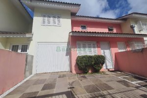 Sobrado com 84m², 2 dormitórios, 1 vaga, no bairro Desvio Rizzo em Caxias do Sul para Comprar