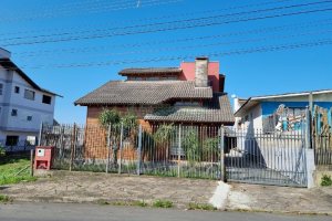 Casa com 249m², 2 dormitórios, 1 vaga, no bairro Treviso em Caxias do Sul para Comprar