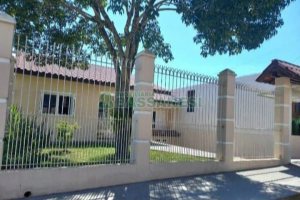 Casa com 149m², 3 dormitórios, 2 vagas, no bairro Santa Fé em Caxias do Sul para Comprar