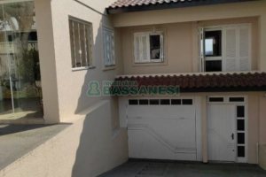 Casa com 149m², 3 dormitórios, 2 vagas, no bairro Santa Fé em Caxias do Sul para Comprar