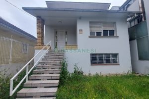 Casa com 200m², 6 dormitórios, 4 vagas, no bairro Centro em Caxias do Sul para Comprar