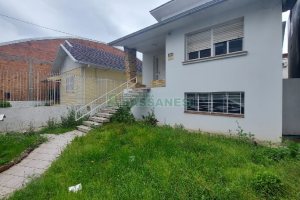 Casa com 200m², 6 dormitórios, 4 vagas, no bairro Centro em Caxias do Sul para Comprar