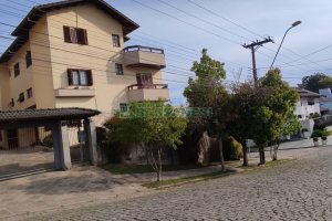 Sobrado com 257m², 4 dormitórios, 3 vagas, no bairro Colina Sorriso em Caxias do Sul para Comprar