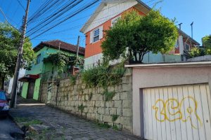 Casa com 100m², 3 dormitórios, 2 vagas, no bairro Centro em Caxias do Sul para Comprar