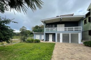 Casa Mobiliada com 280m², 3 dormitórios, 2 vagas, no bairro Cinqüentenário em Caxias do Sul para Alugar