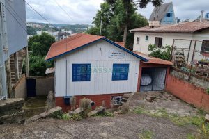Casa com 200m², 3 dormitórios, 1 vaga, no bairro Universitário em Caxias do Sul para Comprar