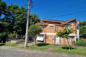 Casa com 650m², 3 dormitórios, 2 vagas, no bairro Santa Catarina em Caxias do Sul para Comprar