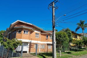 Casa com 650m², 3 dormitórios, 2 vagas, no bairro Santa Catarina em Caxias do Sul para Comprar