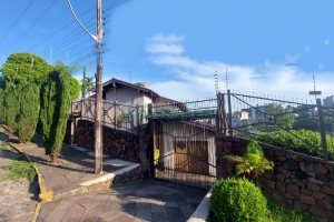 Casa com 240m², 6 dormitórios, 3 vagas, no bairro São Leopoldo em Caxias do Sul para Alugar