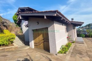 Casa com 240m², 6 dormitórios, 3 vagas, no bairro São Leopoldo em Caxias do Sul para Alugar