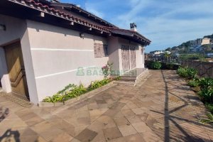 Casa com 240m², 6 dormitórios, 3 vagas, no bairro São Leopoldo em Caxias do Sul para Alugar