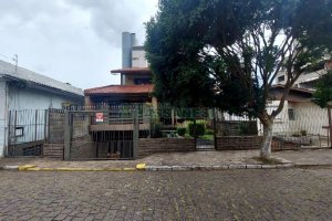 Casa com 340m², 3 dormitórios, 3 vagas, no bairro Panazzolo em Caxias do Sul para Comprar