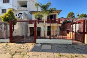 Casa com 180m², 3 dormitórios, 2 vagas, no bairro Rio Branco em Caxias do Sul para Comprar