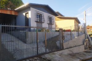 Casa com 60m², 2 dormitórios, 1 vaga, no bairro Rio Branco em Caxias do Sul para Comprar