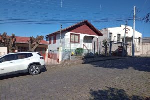 Casa com 90m², 2 dormitórios, 1 vaga, no bairro Kayser em Caxias do Sul para Comprar
