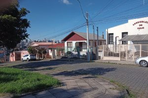Casa com 90m², 2 dormitórios, 1 vaga, no bairro Kayser em Caxias do Sul para Comprar