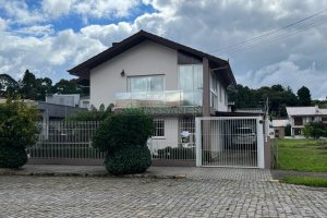 Casa com 282m², 3 dormitórios, 3 vagas, no bairro Interlagos em Caxias do Sul para Comprar