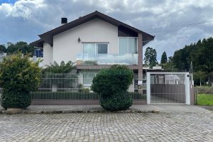 Casa com 282m², 3 dormitórios, 3 vagas, no bairro Interlagos em Caxias do Sul para Comprar