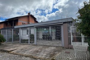 Casa com 210m², 3 dormitórios, 2 vagas, no bairro Interlagos em Caxias do Sul para Comprar