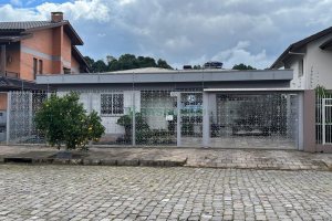 Casa com 210m², 3 dormitórios, 2 vagas, no bairro Interlagos em Caxias do Sul para Comprar