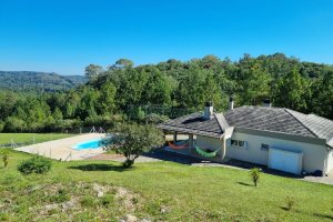 Chácara com 200m², 2 dormitórios, 2 vagas, no bairro Ana Rech em Caxias do Sul para Alugar ou Comprar