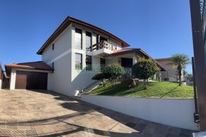 Casa com 350m², 3 dormitórios, 2 vagas, no bairro Desvio Rizzo em Caxias do Sul para Comprar