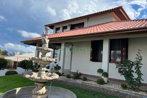 Casa com 350m², 3 dormitórios, 2 vagas, no bairro Desvio Rizzo em Caxias do Sul para Comprar