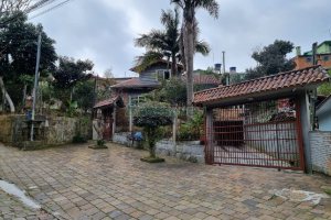 Casa com 295m², 4 dormitórios, 2 vagas, no bairro Charqueadas em Caxias do Sul para Comprar