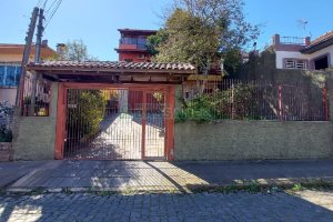 Casa com 405m², 3 dormitórios, 2 vagas, no bairro Rio Branco em Caxias do Sul para Comprar