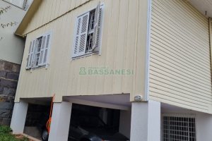 Casa com 130m², 5 dormitórios, 2 vagas, no bairro Centro em Caxias do Sul para Comprar