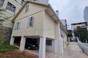 Casa com 130m², 5 dormitórios, 2 vagas, no bairro Centro em Caxias do Sul para Comprar