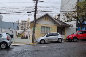 Casa com 130m², 5 dormitórios, 2 vagas, no bairro Centro em Caxias do Sul para Comprar