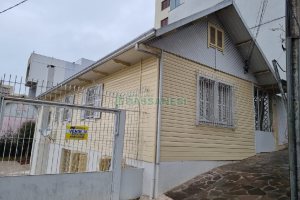Casa com 130m², 5 dormitórios, 2 vagas, no bairro Centro em Caxias do Sul para Comprar
