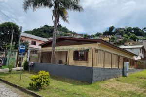 Casa com 168m², 3 dormitórios, 4 vagas, no bairro De Zorzi em Caxias do Sul para Comprar