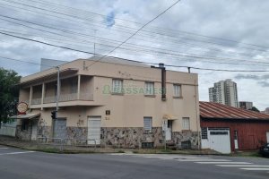Casa com 300m², 4 dormitórios, 2 vagas, no bairro Centro em Caxias do Sul para Comprar